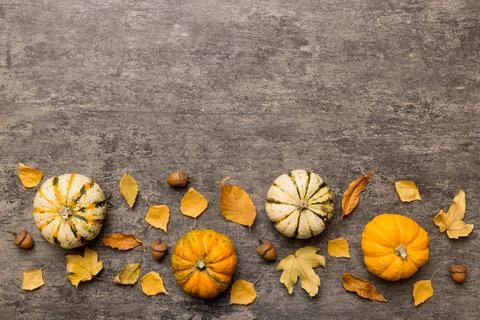 Autumn composition. Pattern made of dried leaves and other design accessories Foto stock