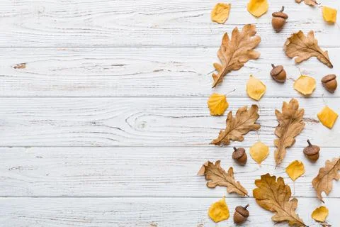 Autumn composition. Pattern made of dried leaves and other design accessories Foto stock