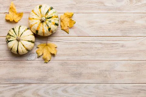 Autumn composition. Pattern made of dried leaves and other design accessories Foto stock