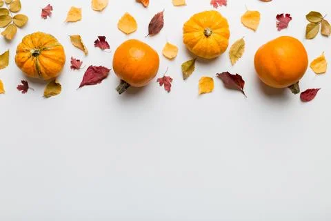 Autumn composition. Pattern made of dried leaves and other design accessori.. Foto stock