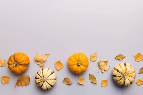 Autumn composition. Pattern made of dried leaves and other design accessori.. Foto stock