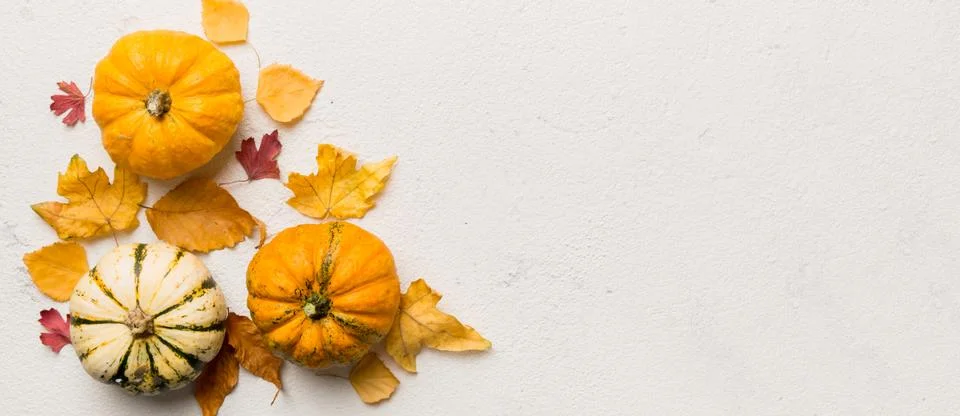 Autumn composition. Pattern made of dried leaves and other design accessories Foto stock