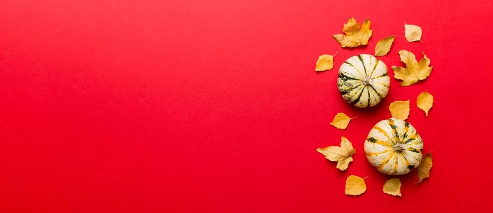Autumn composition. Pattern made of dried leaves and other design accessories Foto stock