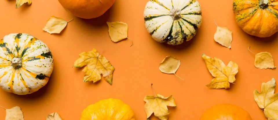 Autumn composition. Pattern made of dried leaves and other design accessories Foto stock