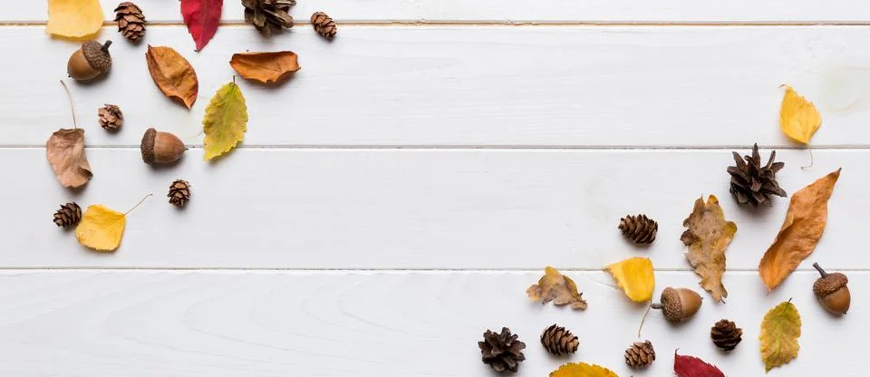 Autumn composition. Pattern made of dried leaves and other design accessories Foto stock
