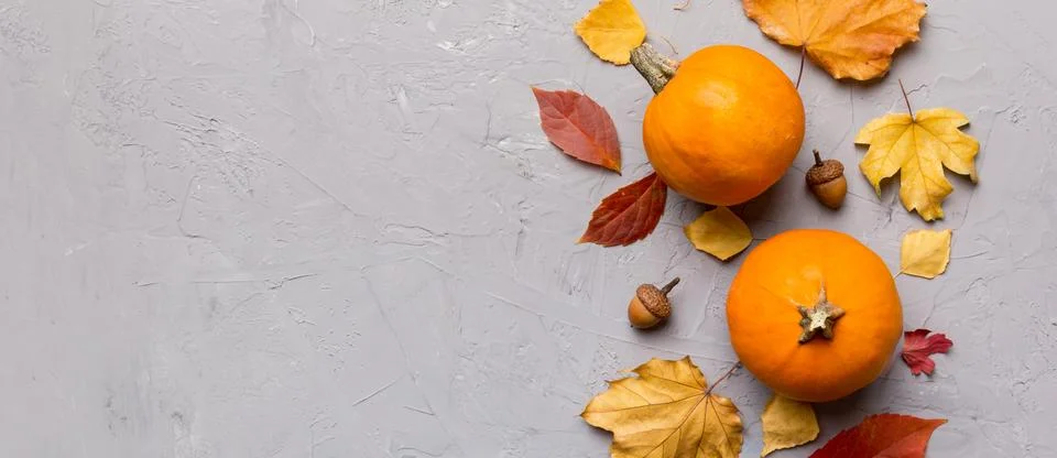 Autumn composition. Pattern made of dried leaves and other design accessori.. Foto stock
