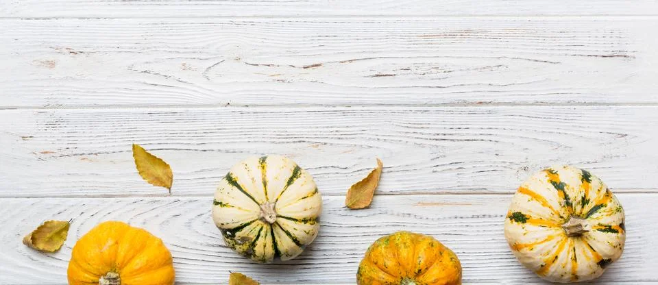 Autumn composition. Pattern made of dried leaves and other design accessories Foto stock