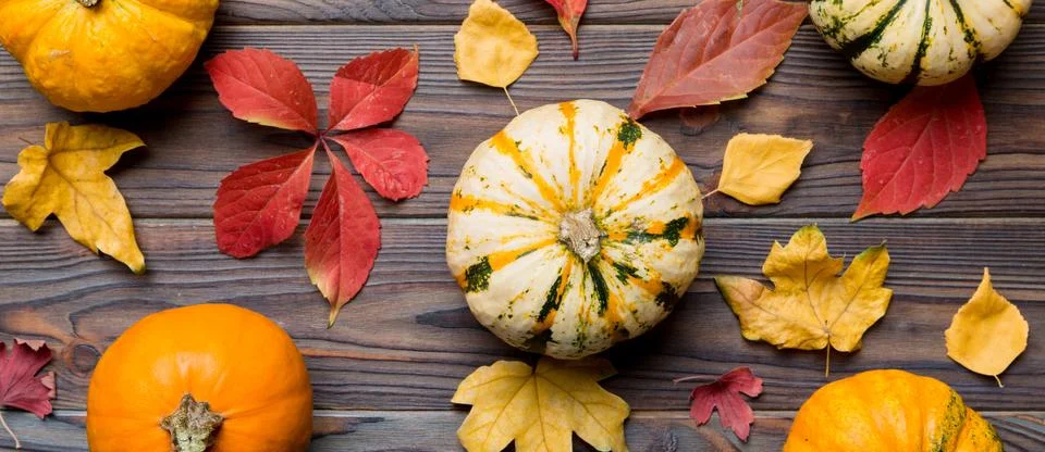 Autumn composition. Pattern made of dried leaves and other design accessories 写真素材