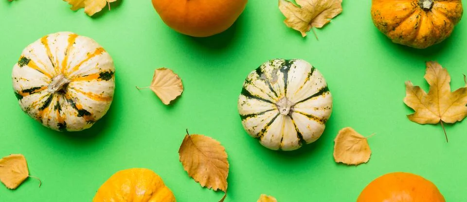 Autumn composition. Pattern made of dried leaves and other design accessori.. Foto stock