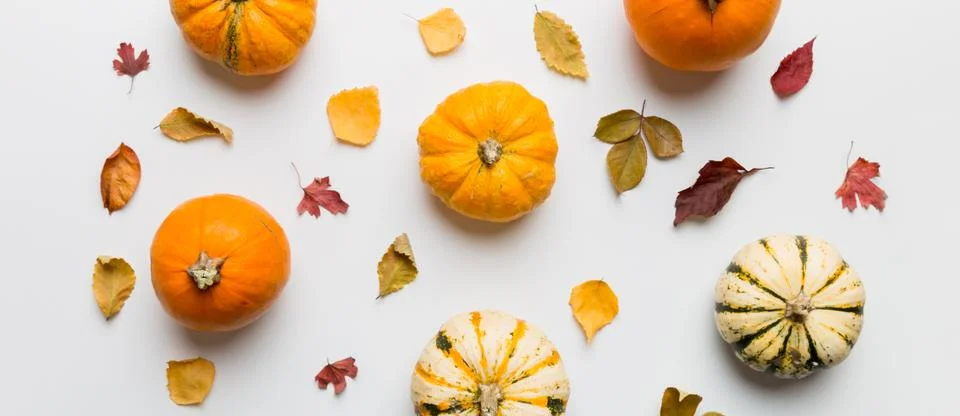 Autumn composition. Pattern made of dried leaves and other design accessori.. 写真素材