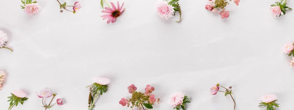 Autumn creative composition roses, hydrangea flowers on gray background. Fall Foto stock