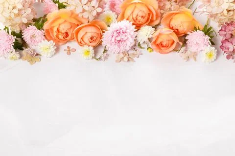 Autumn creative composition roses, hydrangea flowers on gray background. Fall Foto stock