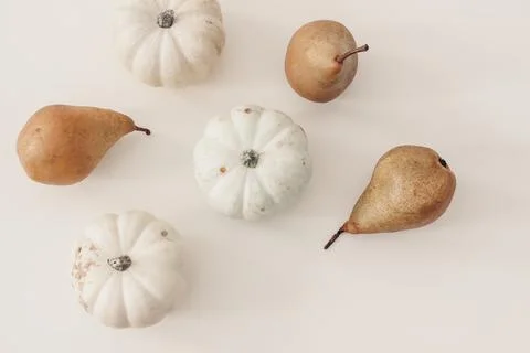 Autumn fruit and vegetable composition. Food pattern made of white pumpkins and Stockfoto's