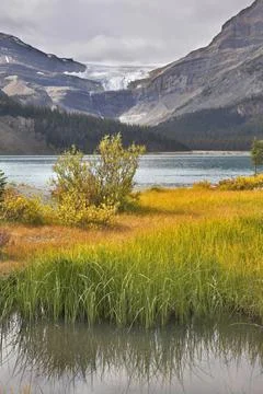 Autumn harmony. Bright precisely outlined northern mountains and brilliant... Foto stock