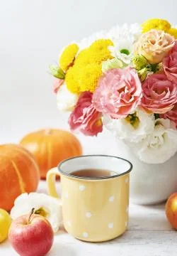 Autumn harvest pumpkin background. Pumpkins, apples and flowers on table. Tha Foto stock