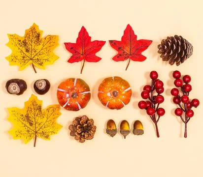 Autumn layout on beige background. Fall leaves and nuts pattern. Flat lay con Foto stock