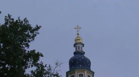 Autumn leaf fall in an Orthodox monastery Video stock 44128823