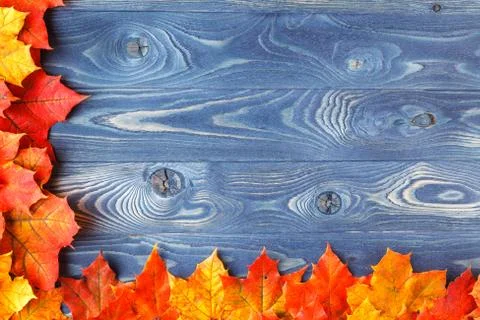 Autumn leaves in the corner o? rustic wooden table Stock-Fotos
