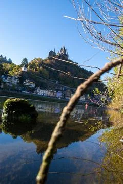 Autumn reflection of a castle on the river Foto stock