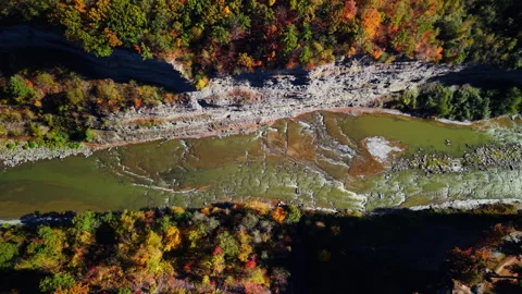 Autumn River Rapids in Letchworth State Park, New York Vidéo 345707913