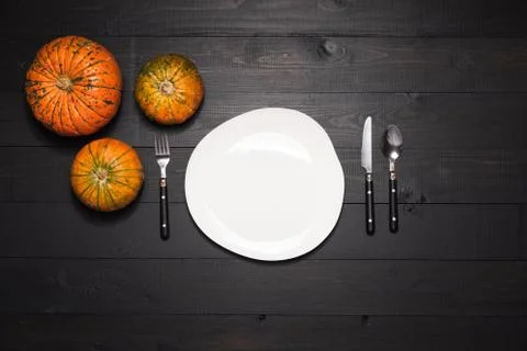 Autumn table setting with empty white plate and pumpkins. Halloween or thanks Foto stock