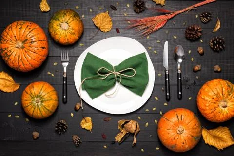 Autumn table setting with empty white plate and pumpkins. Foto stock