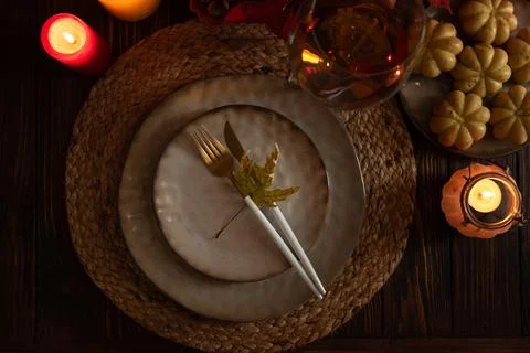 Autumn Table Setting with Plates, Wine, Pumpkins and Seasonal Decor Stockfoto's