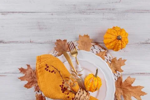 Autumn table setting with pumpkin decorations Foto stock