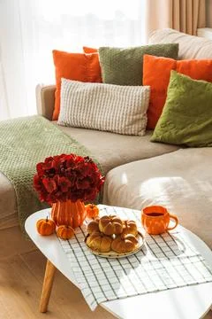 Autumn Table Setting with Pumpkin Shaped Buns with Cinnamon and Cup of Tea Foto stock