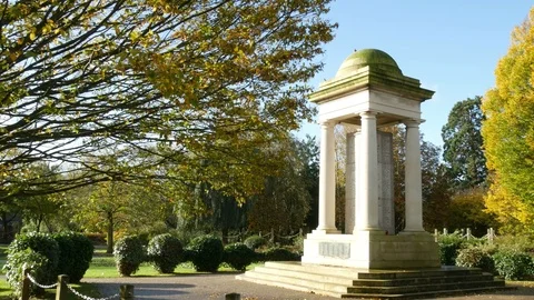 Autumn trees blowing in wind, pan, war memorial, male &amp; femail joggers, morning Vídeos de archivo 119727009