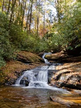 Autumn view of small waterfall deep in the mountains. Stockfoto's