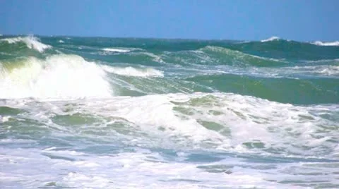 Autumn waves in the Atlantic Ocean Vídeo Stock 8948950