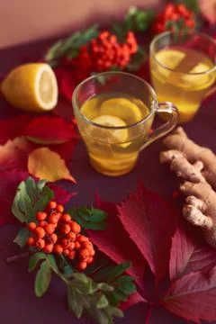 Autumnal composition with two cups of ginger tea Foto stock