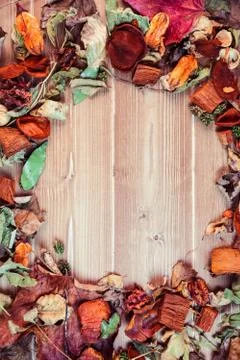 Autumnal leaf pattern on desk Foto stock