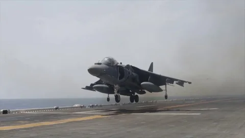 AV-8B Harrier conducts vertical landing aboard USS Boxer Vídeos de archivo 114001402