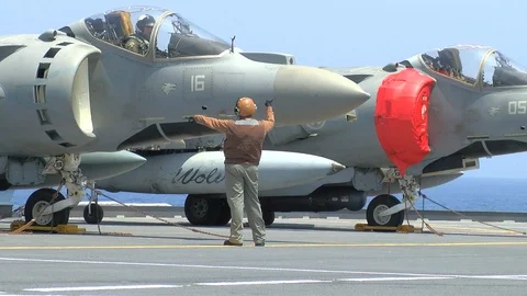 AV8-B Harrier II engine start Stockbeeldmateriaal 89880566