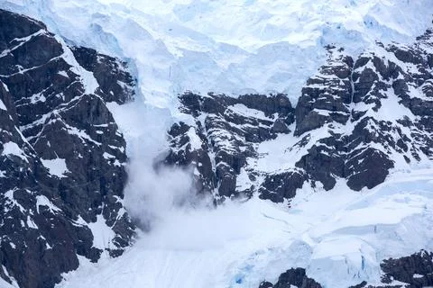 An avalanche caused by serac collapse on a glacier at Neko Harbour in Paradis Stockfoto's