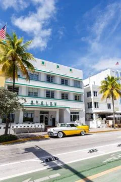  Avalon Hotel im Art Deco Stil Architektur und Oldtimer Auto Hochformat am... Stock Photos