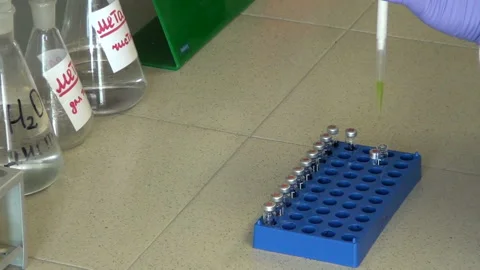 AVc0000067. Laboratory tests. The test material is placed in a glass container. Vídeos de archivo 92937269
