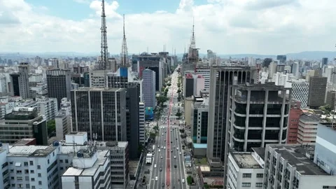 Avenida Paulista push in Above Broadcast Masts and Traffic Stockbeeldmateriaal 344752974