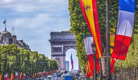 Avenue Champs Elysees Traffic Arc de Triomphe Flage Paris France Foto stock
