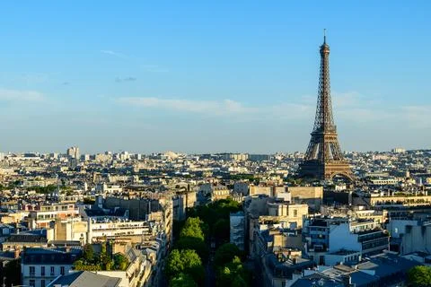 Avenue d Ina and the Eiffel Tower , in Europe, France, Ile de France, Paris.. Foto stock