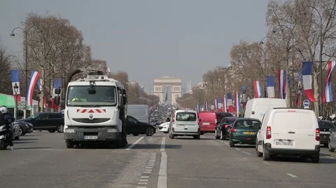 Avenue des Champs-Élysées &amp; Arc de Triomphe de l'Etoile - Paris, France Stock Footage 61236922