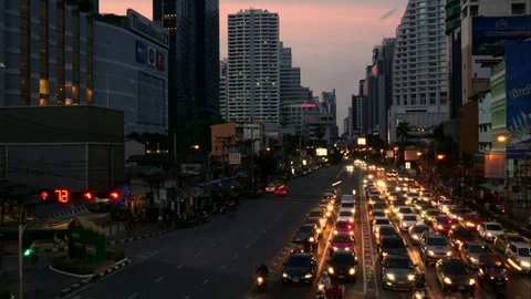 Avenue evening Time Lapse. Heavy traffic jam flowing with blurred motion lights Stockbeeldmateriaal 81424135