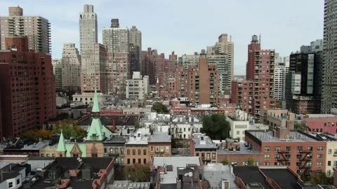 Avenue traffic between tall blocks above the Upper East Side of Manhattan Vídeos de archivo 164561563