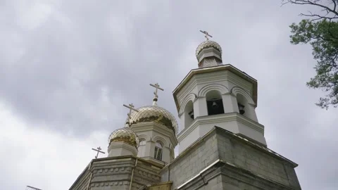 Average plan of church domes with crosses on the street Vídeos de archivo 169371908