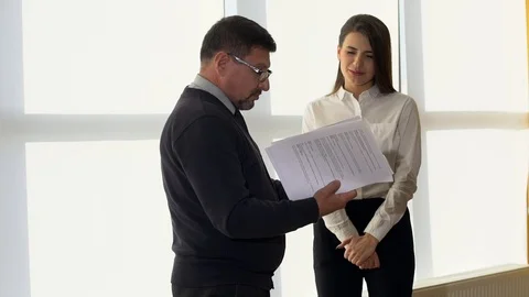 The average shooting plan, the big bad boss speaks to the subordinate in the 스톡 동영상 100371727