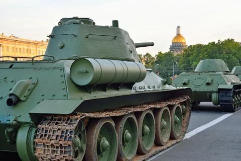 The average Soviet tanks T-34-85 closeup on the background of St Stock Photos