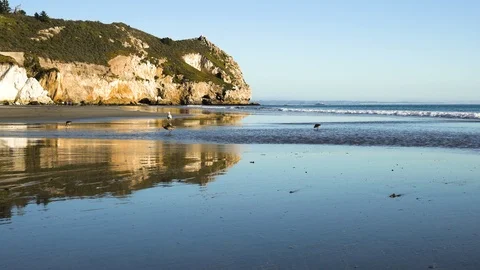 Avila Beach cliffs at sunset.  San Luis Obispo County, California Vidéo 125843653