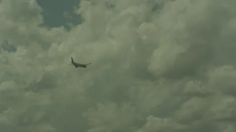 Avion lejano vuela Stock Footage 77433865